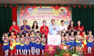 Phó Chủ tịch HĐND thành phố Nghiêm Xuân Hưởng tặng quà trẻ em Trường Mầm non Tự Lạn số 2