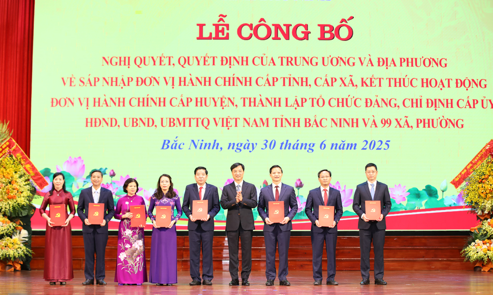 Tổ chức trọng thể Lễ công bố nghị quyết, quyết định của Trung ương và địa phương về sáp nhập đơn vị hành chính