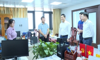 Chủ tịch UBND tỉnh Vương Quốc Tuấn khảo sát, động viên cán bộ tại Tòa nhà liên cơ quan mới