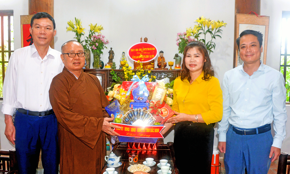  Phó Chủ tịch HĐND tỉnh Lâm Thị Hương Thành chúc mừng tăng, ni, phật tử nhân lễ Vu Lan