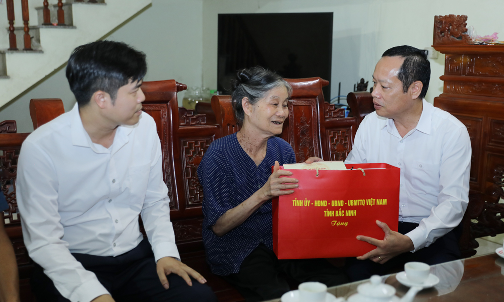  Phó Chủ tịch HĐND tỉnh Nghiêm Xuân Hưởng thăm, tặng quà các Mẹ Việt Nam Anh hùng 