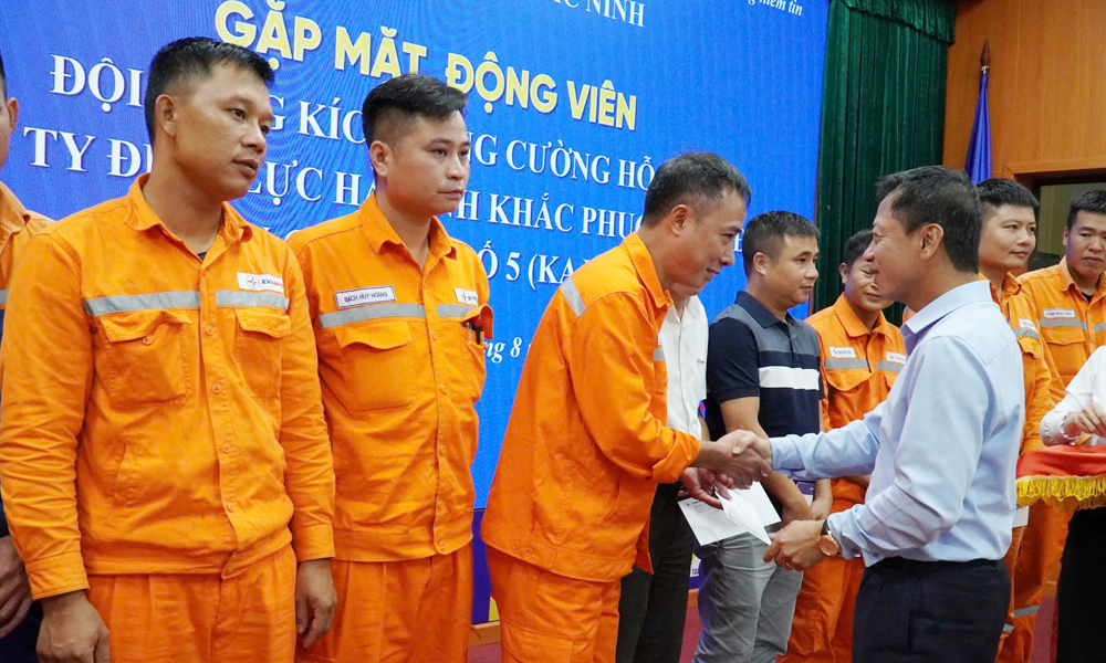  Công ty Điện lực Bắc Ninh cử Đội xung kích hỗ trợ tỉnh Hà Tĩnh khắc phục sự cố điện sau bão số 5
