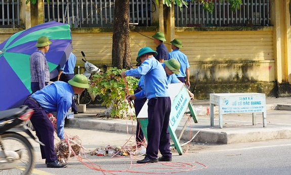 Phường Bắc Giang ra quân xử lý vi phạm trật tự đô thị và các điểm tồn lưu rác thải