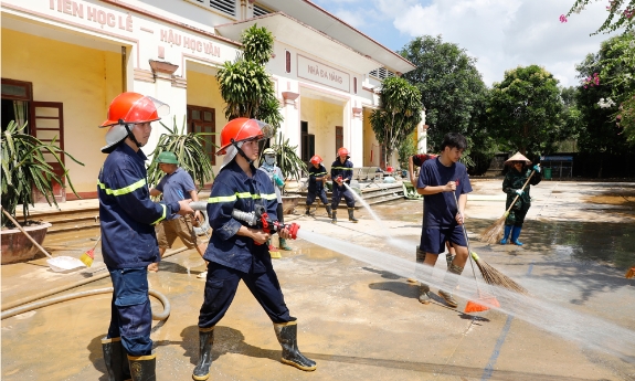 Bố Hạ đồng lòng vượt lũ