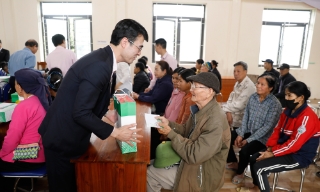 Ngân hàng Chính sách xã hội tặng quà gia đình hoàn cảnh khó khăn tại xã Kiên Lao