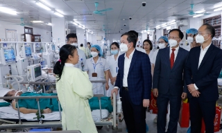 Chủ tịch UBND tỉnh Phạm Hoàng Sơn thăm, động viên một số đơn vị làm nhiệm vụ trực Tết