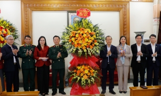 Đoàn ứng cử đại biểu Quốc hội và đại biểu HĐND tỉnh chúc mừng 75 năm Ngày truyền thống Sư đoàn 325