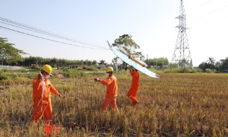  Điện lực Bắc Ninh ngăn chặn tình trạng thả diều gần lưới điện