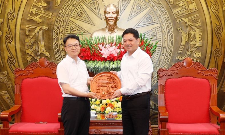  ⁠Bí thư Tỉnh ủy Bắc Ninh Nguyễn Hồng Thái tiếp đoàn công tác của Amkor Việt Nam