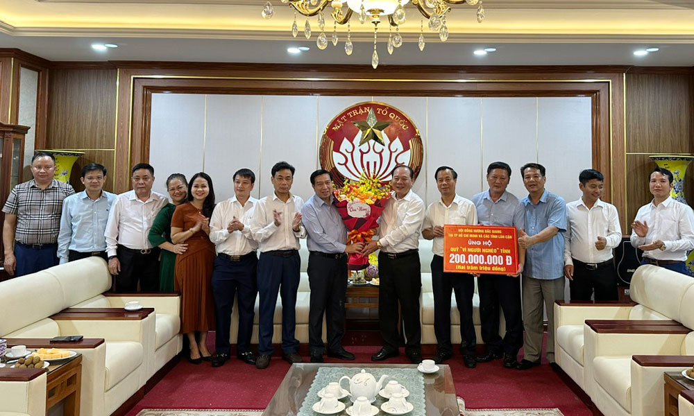 Hội Đồng hương Bắc Giang tại TP Hồ Chí Minh và các tỉnh lân cận trao tặng 200 triệu đồng ủng hộ quỹ "Vì người nghèo" của tỉnh