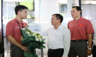 Lãnh đạo Sở Giáo dục và Đào tạo Bắc Ninh đón em Ngô Quang Minh, Huy chương Vàng Olympic Hóa học quốc tế 