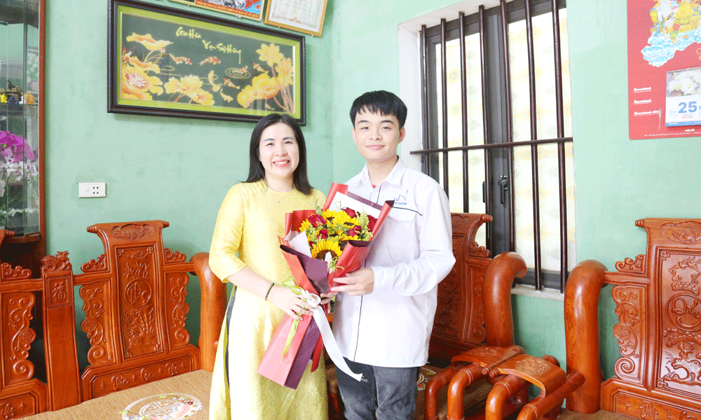  Điều đặc biệt về thủ khoa 30 điểm và cô giáo chủ nhiệm Nguyễn Thùy Linh