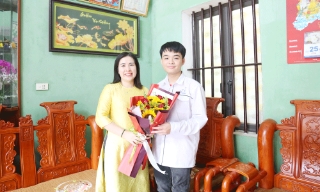 Điều đặc biệt về thủ khoa 30 điểm và cô giáo chủ nhiệm Nguyễn Thùy Linh