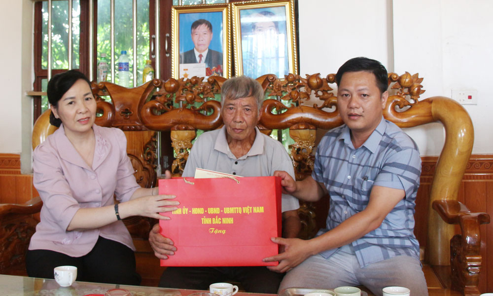  Chủ tịch Ủy ban MTTQ tỉnh Nguyễn Thị Hà thăm, tặng quà người có công tại xã Nhã Nam