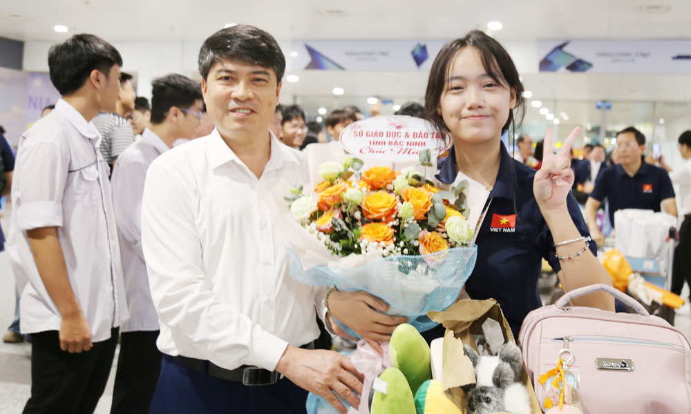  Ấm áp đón Trương Thanh Xuân – nữ sinh Bắc Ninh giành Huy chương Đồng Olympic Toán quốc tế
