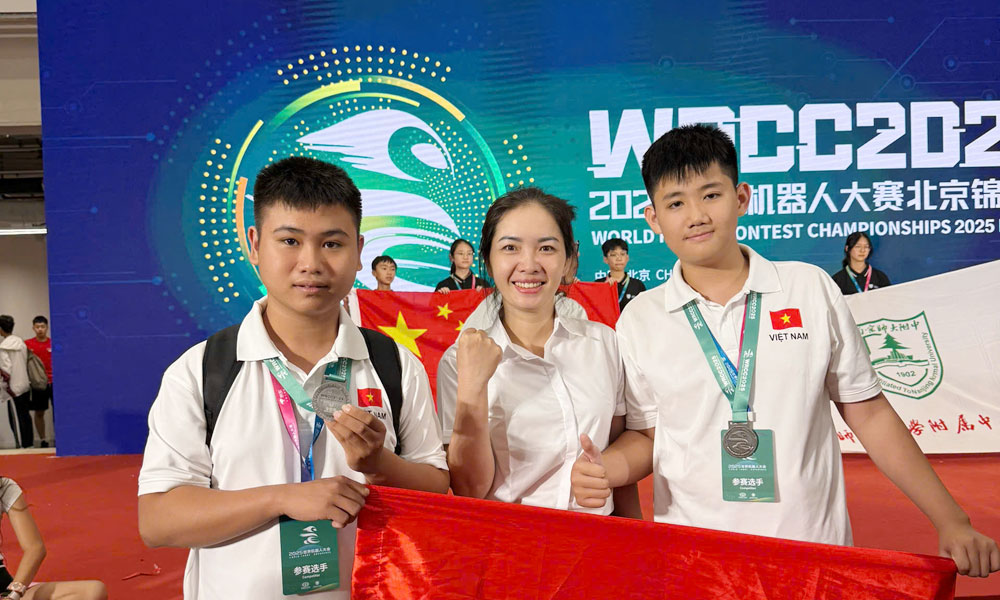  Hai học sinh Bắc Ninh giành Huy chương Bạc tại cuộc thi robot thế giới