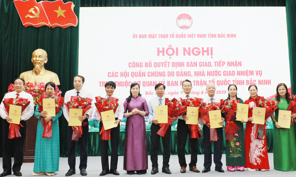  Bắc Ninh công bố quyết định bàn giao, tiếp nhận các hội quần chúng do Đảng, Nhà nước giao nhiệm vụ về Ủy ban MTTQ tỉnh 