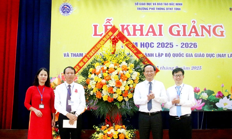  Trưởng Đoàn Đại biểu Quốc hội tỉnh Phạm Văn Thịnh dự lễ khai giảng tại Trường Phổ thông dân tộc nội trú tỉnh Bắc Ninh