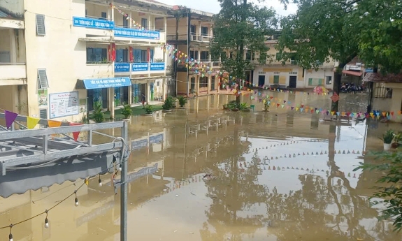 Hàng trăm trường học trên địa bàn tỉnh Bắc Ninh cho học sinh nghỉ học vì mưa bão