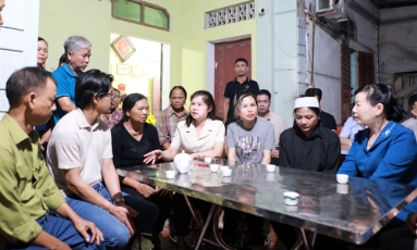  Phó Chủ tịch HĐND tỉnh Lâm Thị Hương Thành thăm hỏi gia đình nạn nhân tử vong khi chống lũ