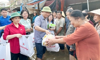 Phó Chủ tịch UBND tỉnh Phạm Văn Thịnh động viên, trao quà cho người dân bị ảnh hưởng bởi bão lũ tại phường Việt Yên