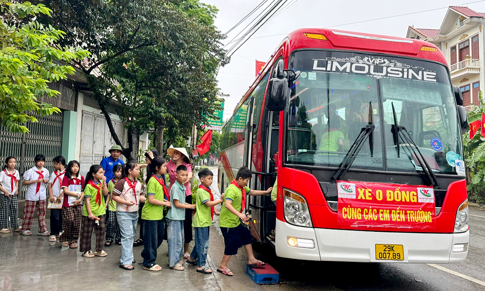  Bắc Ninh: Chuyến xe 0 đồng đưa học sinh vùng ngập úng đến trường