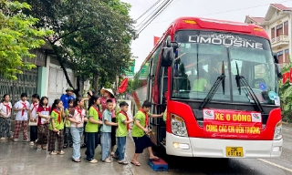 Bắc Ninh: Chuyến xe 0 đồng đưa học sinh vùng ngập úng đến trường