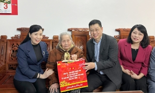 Phó Bí thư Tỉnh ủy Trần Huy Phương tặng quà Tết tại xã Lạng Giang