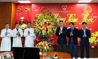 Phó Bí thư Tỉnh uỷ Trần Huy Phương chúc Tết các bệnh viện