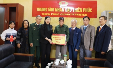  Chủ tịch Uỷ ban MTTQ tỉnh Nguyễn Thị Hà chúc Tết hội viên chiến sĩ cách mạng bị địch bắt tù đày
