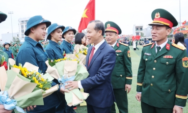  Phó Chủ tịch Thường trực UBND tỉnh Mai Sơn dự lễ giao nhận quân tại phường Yên Dũng