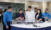 Phó Bí thư Tỉnh ủy Trần Huy Phương động viên người lao động tại Công ty trách nhiệm hữu hạn Hana Micron Vina