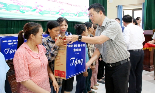 Phó Bí thư Tỉnh ủy Trần Huy Phương trao quà cho hộ nghèo, cận nghèo tại xã Gia Bình