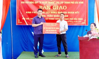 Phó Bí thư Thành ủy Trần Huy Phương dự lễ trao nhà Đại đoàn kết tại xã Trung Chính