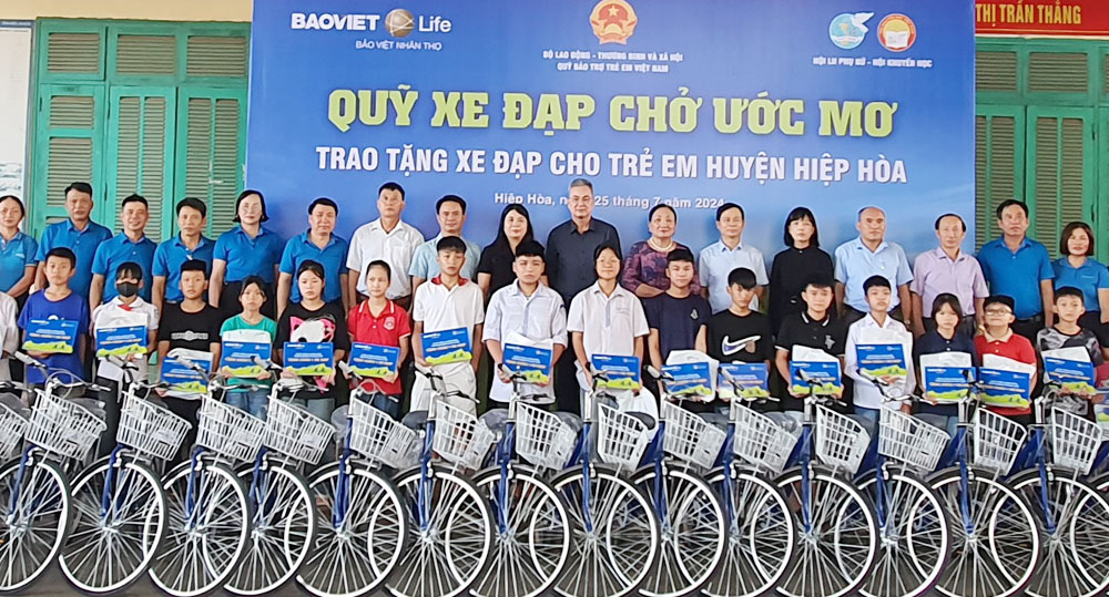  Bảo việt Nhân thọ Bắc Giang tặng xe đạp cho học sinh huyện Hiệp Hòa