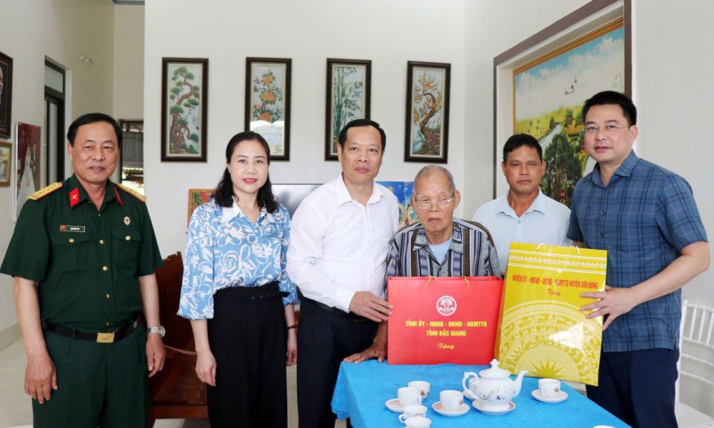 Phó Chủ tịch HĐND tỉnh Nghiêm Xuân Hưởng thăm, tặng quà người có công tại huyện Sơn Động