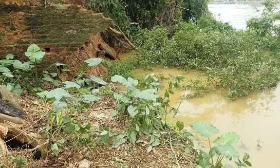 Hiệp Hòa: Tiếp tục xuất hiện sạt lở trên đê tả Cầu, di dời khẩn cấp một số hộ dân