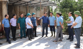 Thứ trưởng Bộ Nông nghiệp và Môi trường Nguyễn Hoàng Hiệp chỉ đạo công tác khắc phục sự cố đê tại xã Xuân Cẩm và Hợp Thịnh