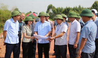 Phó Chủ tịch UBND tỉnh Lê Xuân Lợi kiểm tra, chỉ đạo khắc phục một số sự cố thiên tai 