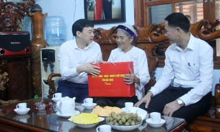  Trưởng Ban Tuyên giáo và Dân vận Tỉnh ủy Nguyễn Đình Lợi thăm, tặng quà người có công tiêu biểu xã Bảo Đài