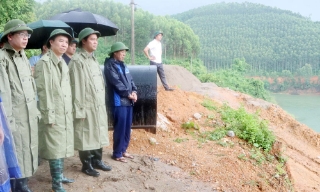 Phó Chủ tịch UBND tỉnh Lê Xuân Lợi kiểm tra công tác ứng phó với bão số 3 tại một số công trình thủy lợi