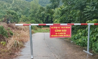 Nhiều địa phương ở vùng cao bị chia cắt cục bộ do lũ