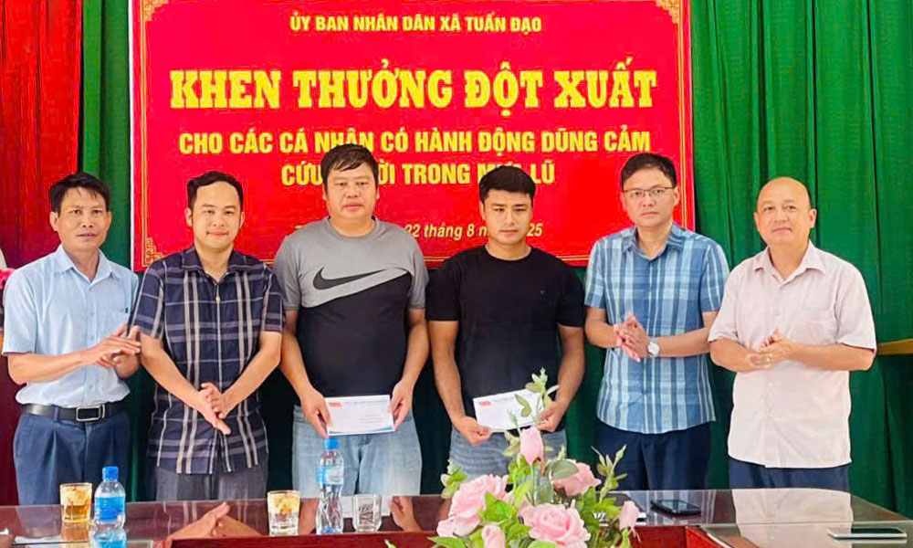  Xã Tuấn Đạo khen thưởng hai dân quân dũng cảm cứu người trong mưa lũ