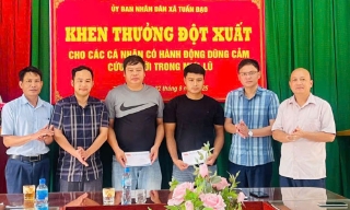 Xã Tuấn Đạo khen thưởng hai dân quân dũng cảm cứu người trong mưa lũ