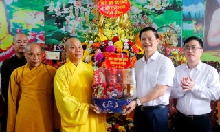 Chủ tịch UBND tỉnh Vương Quốc Tuấn thăm, tặng quà nhân lễ Vu Lan tại chùa Đại Giáp