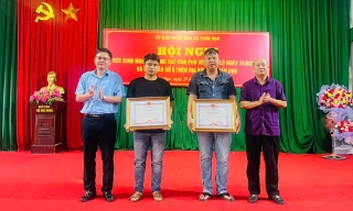 Chủ tịch UBND tỉnh Bắc Ninh khen thưởng hai chiến sĩ dân quân dũng cảm cứu người trong mưa lũ