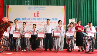 Agribank Chi nhánh Sơn Động tặng 30 chiếc xe đạp cho học sinh nghèo
