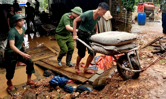 Bắc Ninh: Quân - dân đồng lòng khắc phục hậu quả mưa lũ