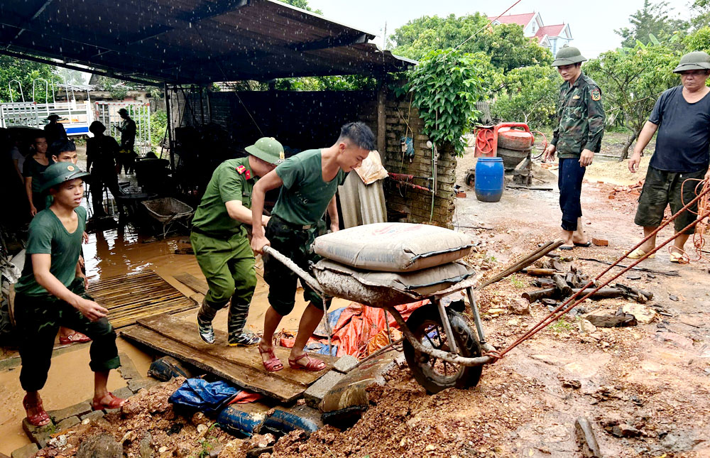  Bắc Ninh: Lực lượng quân đội, công an hỗ trợ người dân di chuyển tài sản do mưa lũ