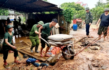  Bắc Ninh: Lực lượng quân đội, công an hỗ trợ người dân di chuyển tài sản do mưa lũ